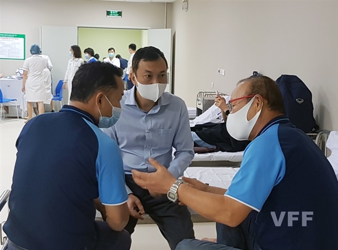 Phó Chủ tịch VFF Trần Quốc Tuấn trao đổi chuyên môn với HLV Park Hang Seo ngay tại bệnh viện. Ảnh: VFF