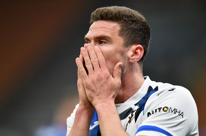 Robin Gosens đỏ mặt vì bị Ronaldo từ chối đổi áo đấu. Ảnh: Reuters