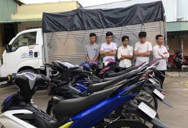 Các đối tượng và tang vật bị tạm giữ.
