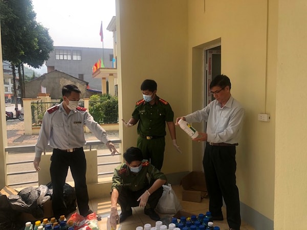 Lực lượng chức năng tỉnh Lào Cai kiểm tra, lập biên bản thu giữ thuốc sâu trung Quốc bày bán trái phép ở chợ phiên Mường Khương .