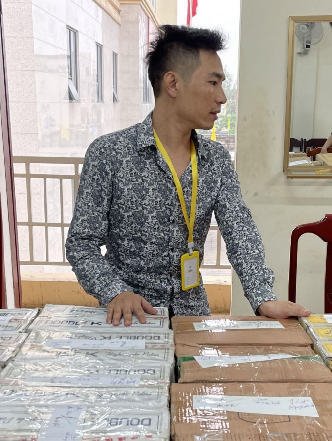 Đối tượng Lê Văn Hiền cùng số thiết bị dụng cụ cờ bạc bịp thu được