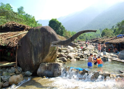 Điểm du lịch Suối Voi càng ngày du khách đến thưởng ngoạn càng đông.