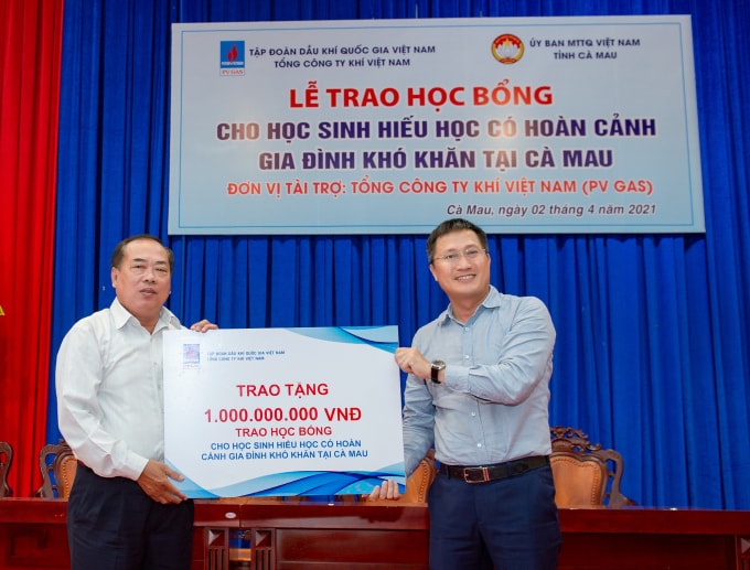 Đại diện PV GAS trao tặng chứng nhận trao 1 tỷ đồng học bổng học sinh vượt khó Cà Mau.