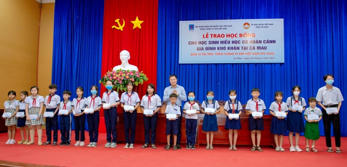 Đại diện lãnh đạo PV GAS tặng học bổng cho các em.