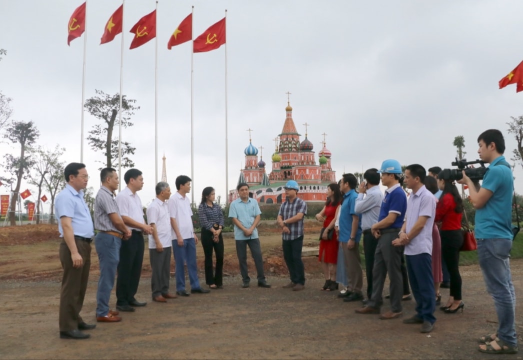 Đoàn thực tế của Hội Nhà báo tỉnh tham quan tại Dự án Khu đô thị Việt Hàn, xã Hồng Tiến (thị xã Phổ Yên). Ảnh: T. Tâm