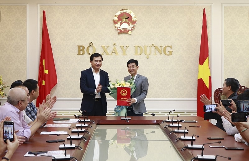 Thứ trưởng Bộ Xây dựng Lê Quang Hùng trao Quyết định bổ nhiệm cho tân Phó Tổng tập La Đức Hùng. Ảnh: Hạ Ly