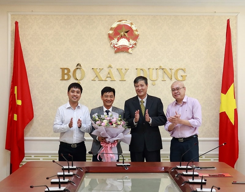 Lãnh đạo Báo Xây dựng chúc mừng tân Phó Tổng biên tập La Đức Hùng. Ảnh: Hạ Ly
