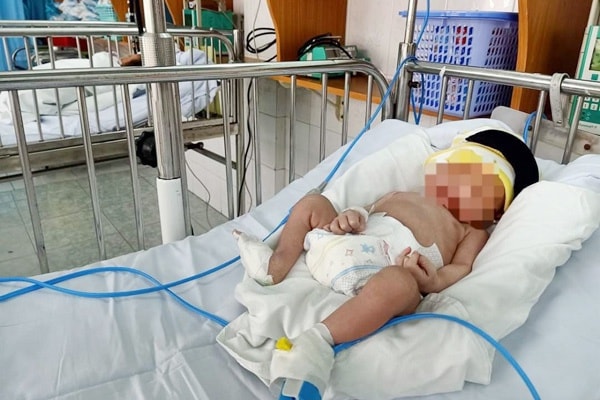 Bệnh viện Vũng Tàu thông báo tìm cha mẹ bé trai bị bỏ rơi. Ảnh: Zingnews.vn