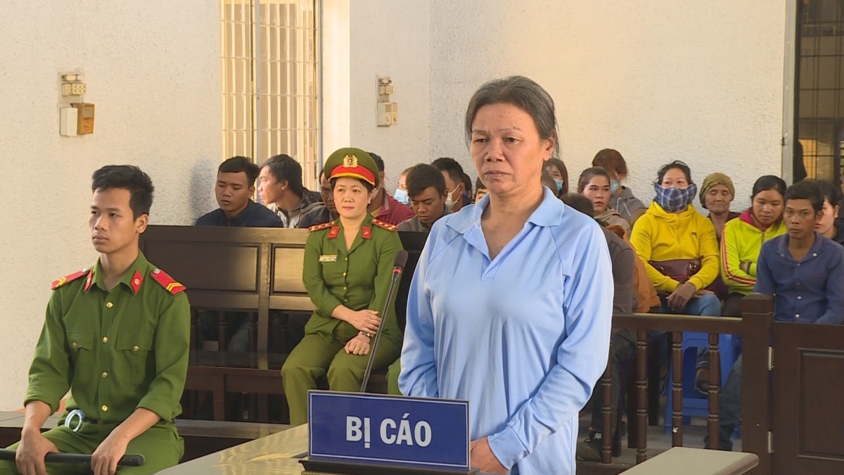 Bị cáo H'Hlớt Hmốk tại phiên tòa ngày 6/4. Ảnh: nld.vn