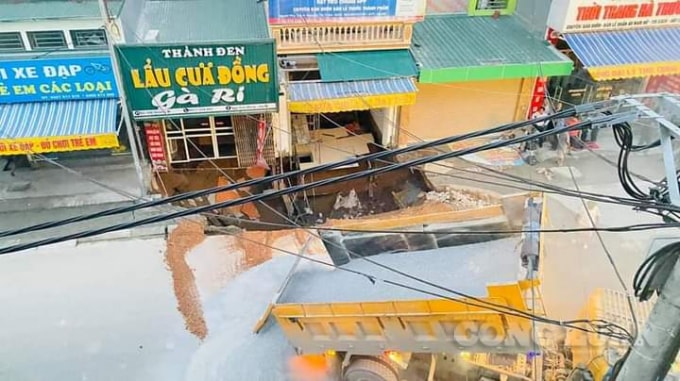 Nhiều khối lượng đất đá đã được huy động nhưng vẫn chưa lấp đầy được nơi sụt lún.