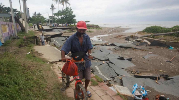 Bão nhiệt đới Seroja khiến 97 người chết ở Indonesia và Đông Timor và hàng ngàn người khác phải di dời tránh bão - Ảnh: Reuters