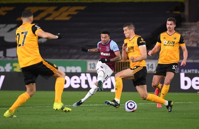 Lingard nhảy múa giữa vòng vây của các cầu thủ Wolves. Ảnh: Reuters