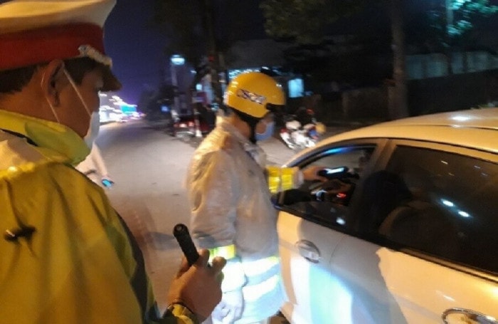 Lực lượng CSGT Công an tỉnh Quảng Trị kiểm tra, xử lý vi phạm nồng độ cồn trên Quốc lộ 1. Ảnh: Zingnews.vn
