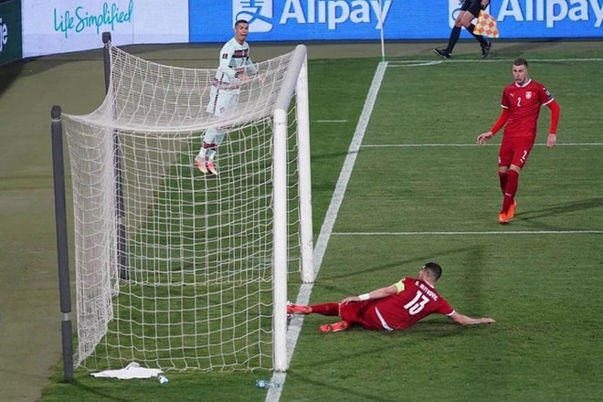 Mitrovic tặng đôi giày và áo tuyển cho quỹ từ thiện để bán đấu giá. Ảnh: Blic