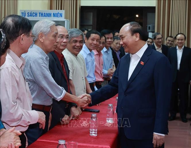 Chủ tịch nước Nguyễn Xuân Phúc với cử tri Tổ dân phố số 8, phường Điện Biên, quận Ba Đình, Hà Nội. (Ảnh TTXVN)