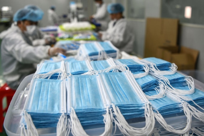 Khả năng khẩu trang của Trung Quốc lưu thông trên thị trường Việt Nam rất thấp bởi hiện các doanh nghiệp Việt Nam chủ động sản xuất để cung cấp cho thị trường nội địa và còn xuất khẩu. Ảnh minh họa.