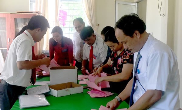 Huyện ủy Trảng Bom giám sát công tác kiểm phiếu bầu cử Ban chấp hành Đảng bộ xã Đồi 61 nhiệm kỳ 2020-2025. Ảnh: Phương Hằng