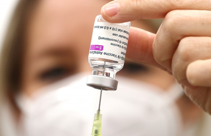 AstraZeneca đã bị lôi kéo vào cuộc tranh cãi về việc không cung cấp liều lượng đã hứa cho Liên minh Châu Âu, cũng như về tính hiệu quả và an toàn. Ảnh: Reuters