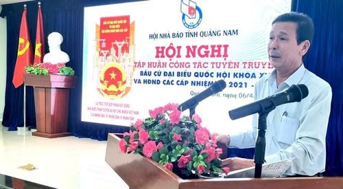 Đại diện lãnh đạo Sở Nội vụ tỉnh Quảng Nam- Cơ quan Thường trực Ủy ban bầu cử tỉnh triển khai chuyên đề tuyên truyền về bầu cử ĐBQH và HĐND các cấp tại Hội nghị. Ảnh: Đình Tăng
