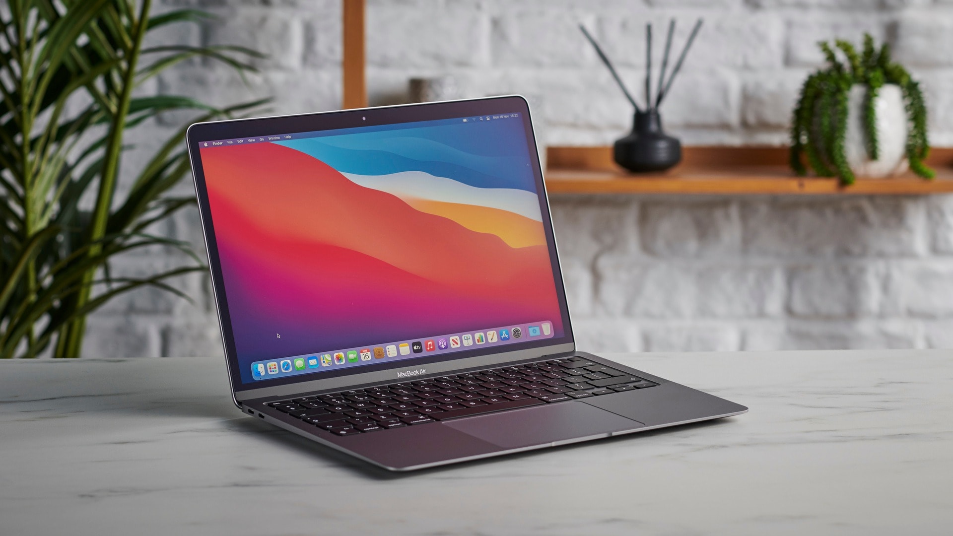 Việc bẻ khoá chip M1 của Apple sẽ khiến máy không còn được bảo hành. Ảnh: TL