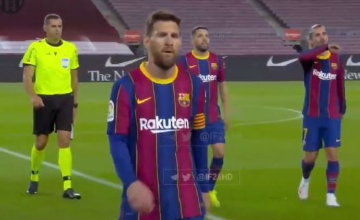 Messi không hài lòng với cách điều khiển trận đấu của trọng tài. Ảnh: internet