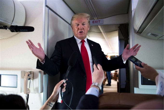 Cựu Tổng thống Mỹ Donald Trump trả lời phỏng vấn giới báo chí trên Air Force One hồi tháng 9/2020. Ảnh: Getty