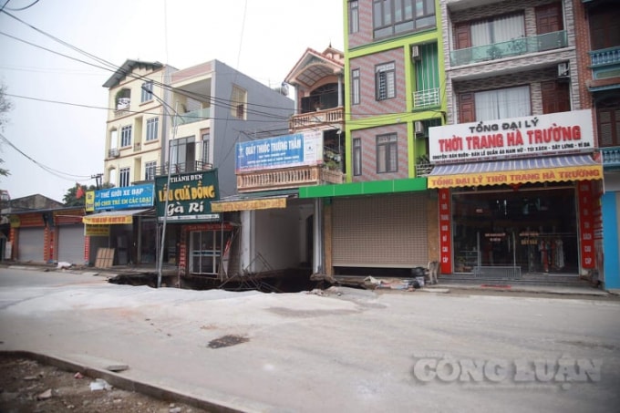Thông tin ban đầu vào chiều ngày 6/4, một phần đất tại tỉnh lộ 419 đoạn qua thôn 2, xã Quảng Bị (huyện Chương Mỹ, TP)Hà Nội, sụt lún tạo thành hố sâu