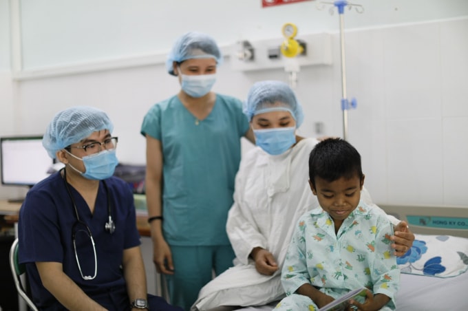 Nhờ quả thận của cha, cậu bé đã gần như trở lại cuộc sống bình thường