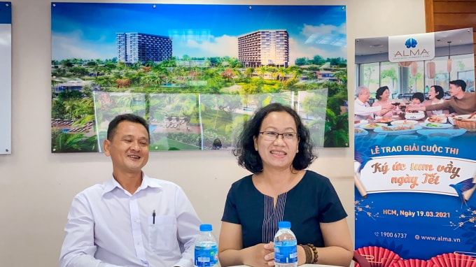Vợ chồng anh chị Phạm Thị Thanh Kiều - chủ nhân 1 trong 5 bài dự thi xuất sắc nhất