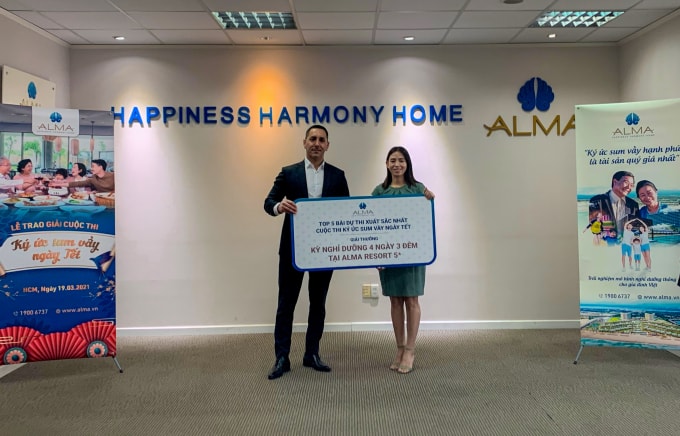 Ông Amir Ohayon – Phó Chủ tịch phụ trách Kinh doanh Công ty TNHH Khu du lịch Vịnh Thiên Đường tận tay trao giải cho chị Lê Phương Mai