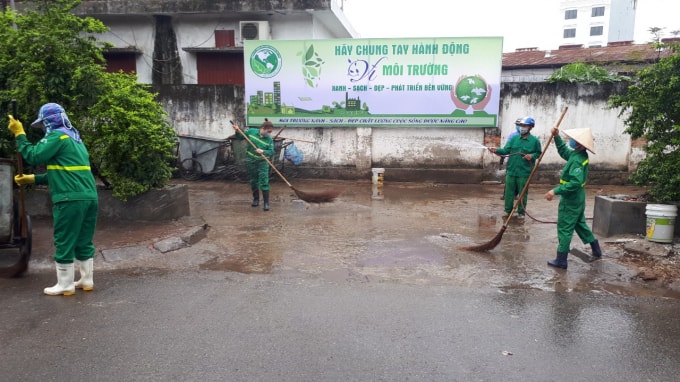 Công nhân Công ty Môi trường Đô thị Hải Phòng làm công tác vệ sinh môi trường.