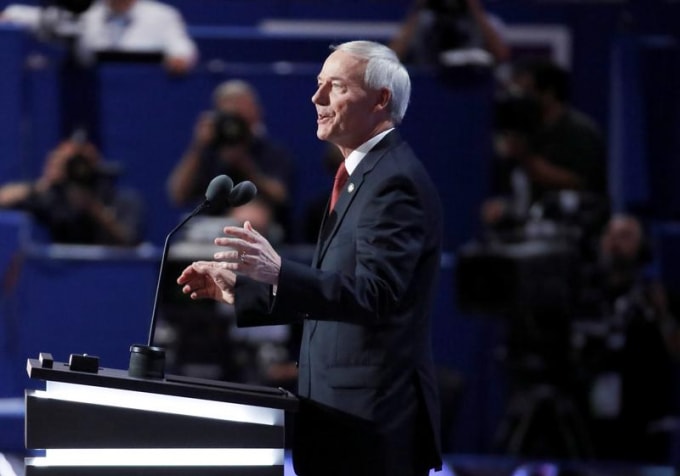 Thống đốc bang Arkansas Asa Hutchinson. Ảnh: Reuters
