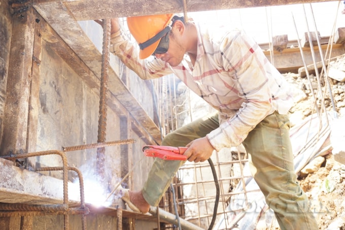Do đặc thù vừa phải thi công, vừa phải bảo đảm chạy tàu nên công tác an toàn được các đơn vị thi công đặt lên hàng đầu