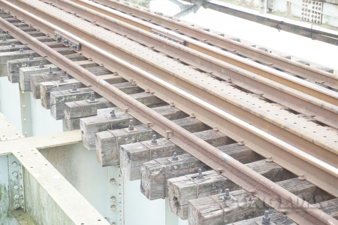 Tại cầu Yên Xuân Km331+111 (xã Hưng Xuân, huyện Hưng Nguyên và xã Nam Cường, huyện Nam Đàn, tỉnh Nghệ An) liên danh nhà thầu sẽ tiến hành sơn lại cầu và thi công gia cố trụ chống va xô