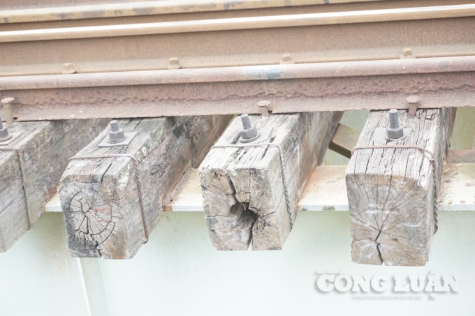 Bên cạnh đó, nhiều tà vẹt, thanh dầm hư hỏng, xuống cấp cũng sẽ được thay thế nhằm đảm bảo an toàn chạy tàu