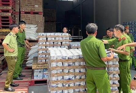 2 kho hàng chứa hàng ngàn sản phẩm nhập lậu vừa được công an TP. Long Khánh (Đồng Nai) phát hiện. Ảnh: tienphong.vn