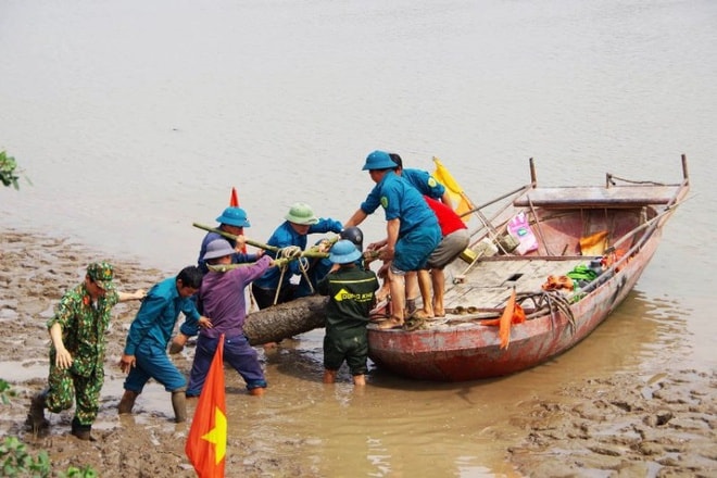 Lực lượng chức năng xử lý di dời quả bom nặng gần 230kg. Ảnh: tienphong.vn