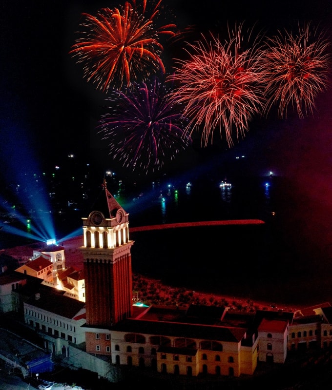 Pháo hoa chào năm mới tại New Year countdown 2021 Nam Phú Quốc.