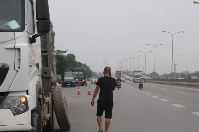 Tuy nhiên, lấy lý do xe hỏng, gọi cứu hộ lốp, tài xế cố tình lảng tránh, không đưa xe lên cân.