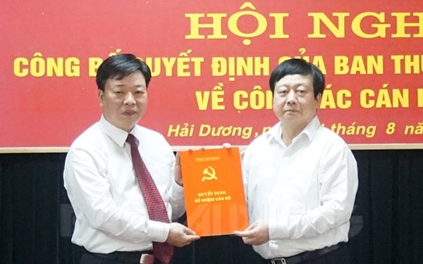 Ông Nguyễn Khắc Toản (bên trái), Phó Chủ tịch HĐND tỉnh Hải Dương