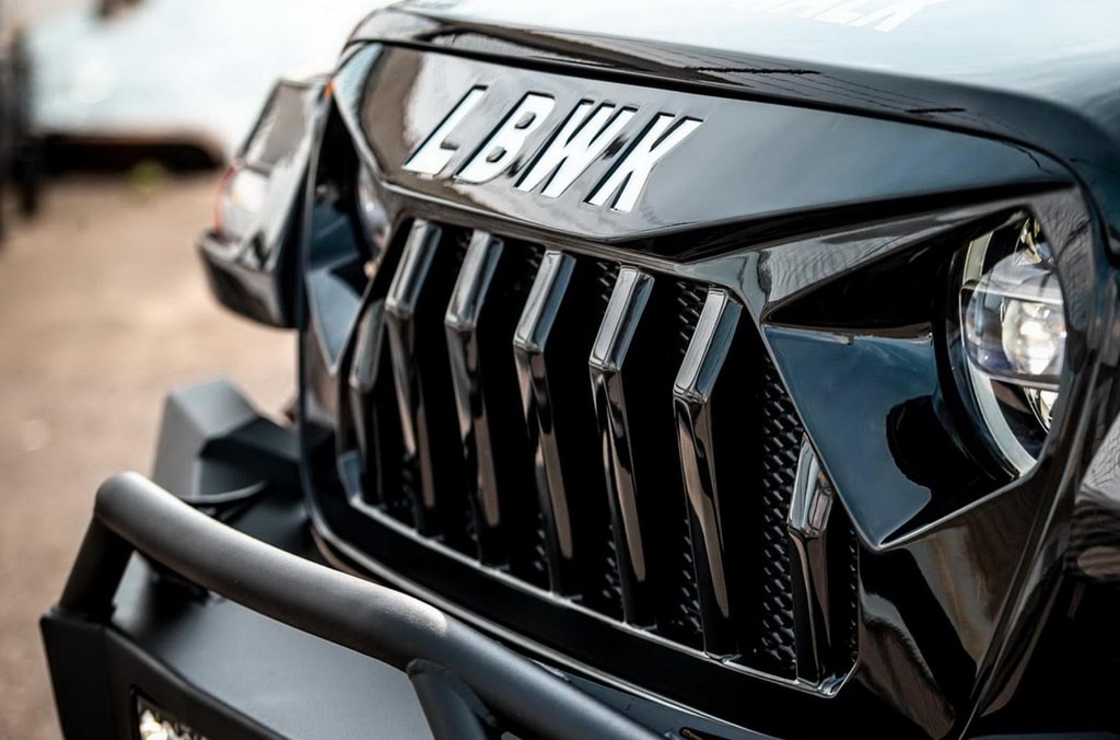 Jeep Wrangler sở hữu gói độ thân rộng tới từ hãng độ Liberty Walk. Ảnh: Liberty Walk