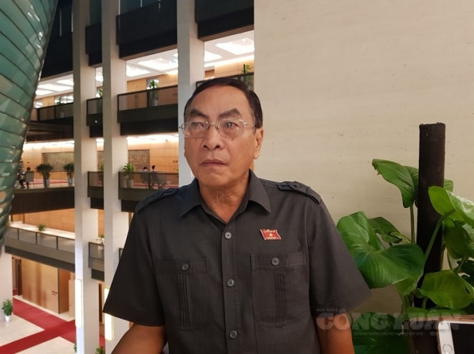 Đại biểu Phạm Văn Hòa (đoàn Đồng Tháp) trao đổi với phóng viên.