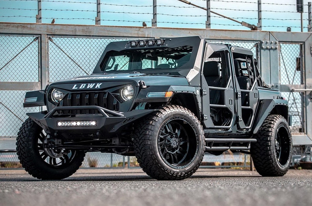 Jeep Wrangler sở hữu gói độ thân rộng tới từ hãng độ Liberty Walk. Ảnh: Liberty Walk