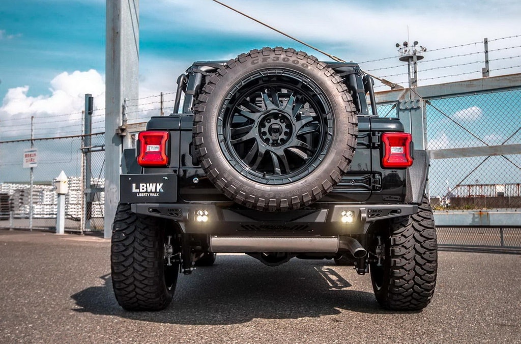Jeep Wrangler sở hữu gói độ thân rộng tới từ hãng độ Liberty Walk. Ảnh: Liberty Walk