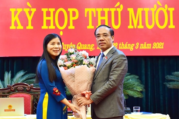 Bí thư Tỉnh ủy Tuyên Quang Chẩu Văn Lâm tặng hoa chúc mừng bà Lê Thị Thanh Trà được bầu giữ chức vụ Phó Chủ tịch HĐND tỉnh