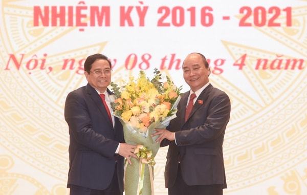 Chủ tịch nước Nguyễn Xuân Phúc tặng hoa Thủ tướng Phạm Minh Chính. Ảnh: VGP