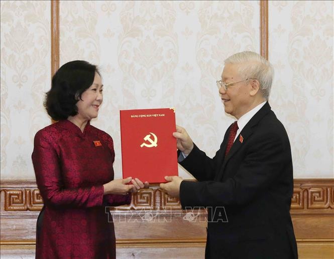Tổng Bí thư Nguyễn Phú Trọng tặng hoa bà Trương Thị Mai. Ảnh : TTXVN