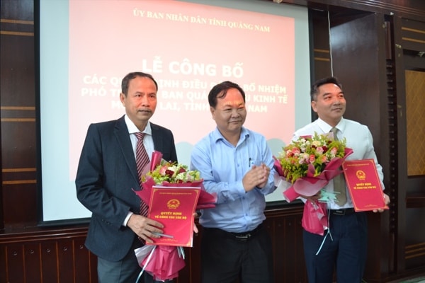 Lãnh đạo UBND tỉnh Quảng Nam trao quyết định bổ nhiệm 2 phó Trưởng Ban quản lý Khu kinh tế mở Chu Lai. Ảnh: Báo Quảng Nam