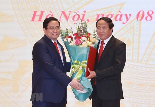 Thủ tướng Chính phủ Phạm Minh Chính tặng hoa ông Lê Văn Thành được bổ nhiệm Phó Thủ tướng Chính phủ Ảnh: TTXVN