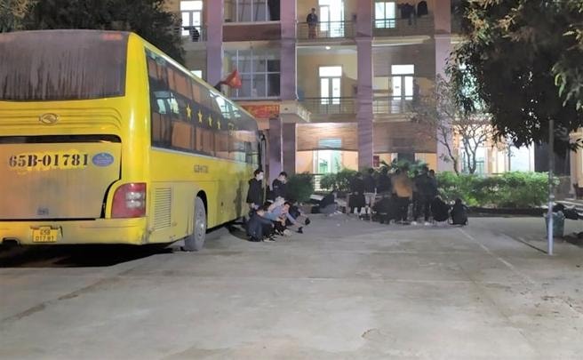53 người Trung Quốc nhập cảnh trái phép bị tạm giữ ở Nghệ An. Ảnh: vtc.vn